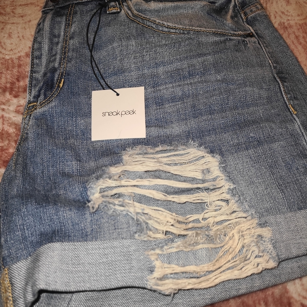 Perfectly You Distressed Shorts [med wash]